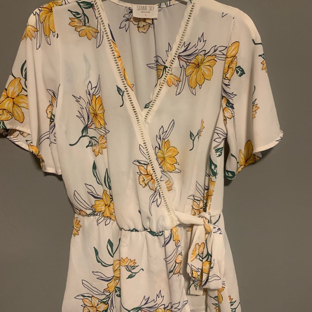 Floral top. Size small.